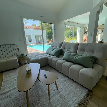 820 - Renovated, Pool, & Golf Within Walking Distance *
