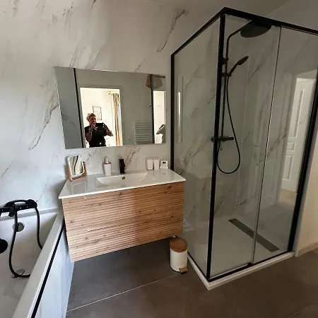 820 - Renovated, Pool, & Golf Within Walking Distance