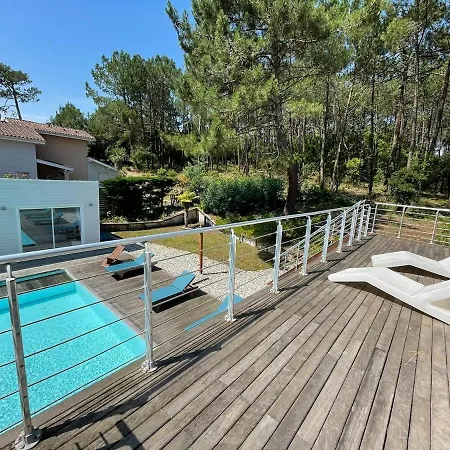 820 - Renovated, Pool, & Golf Within Walking Distance