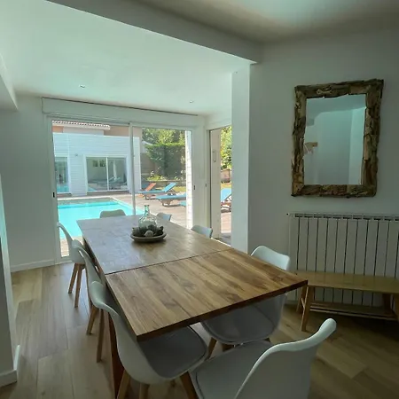 820 - Renovated, Pool, & Golf Within Walking Distance *
