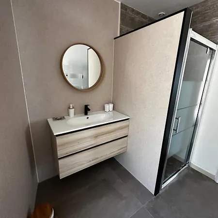 820 - Renovated, Pool, & Golf Within Walking Distance